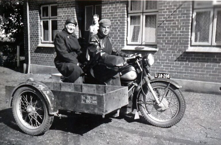 Motorcykel med sidevogn, ca. 1947